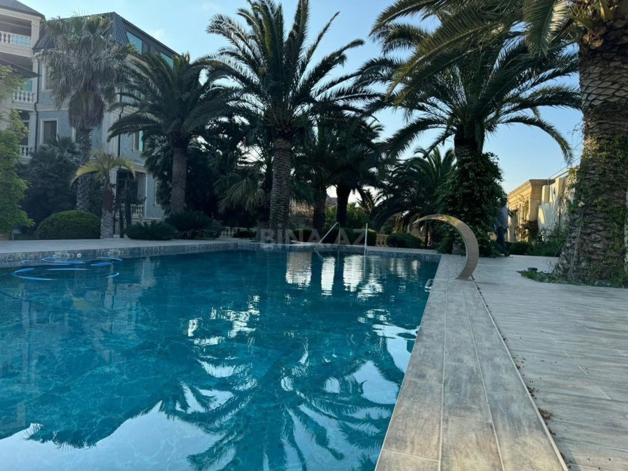 Kirayə verilir 8 otaqlı həyət evi 700 m²