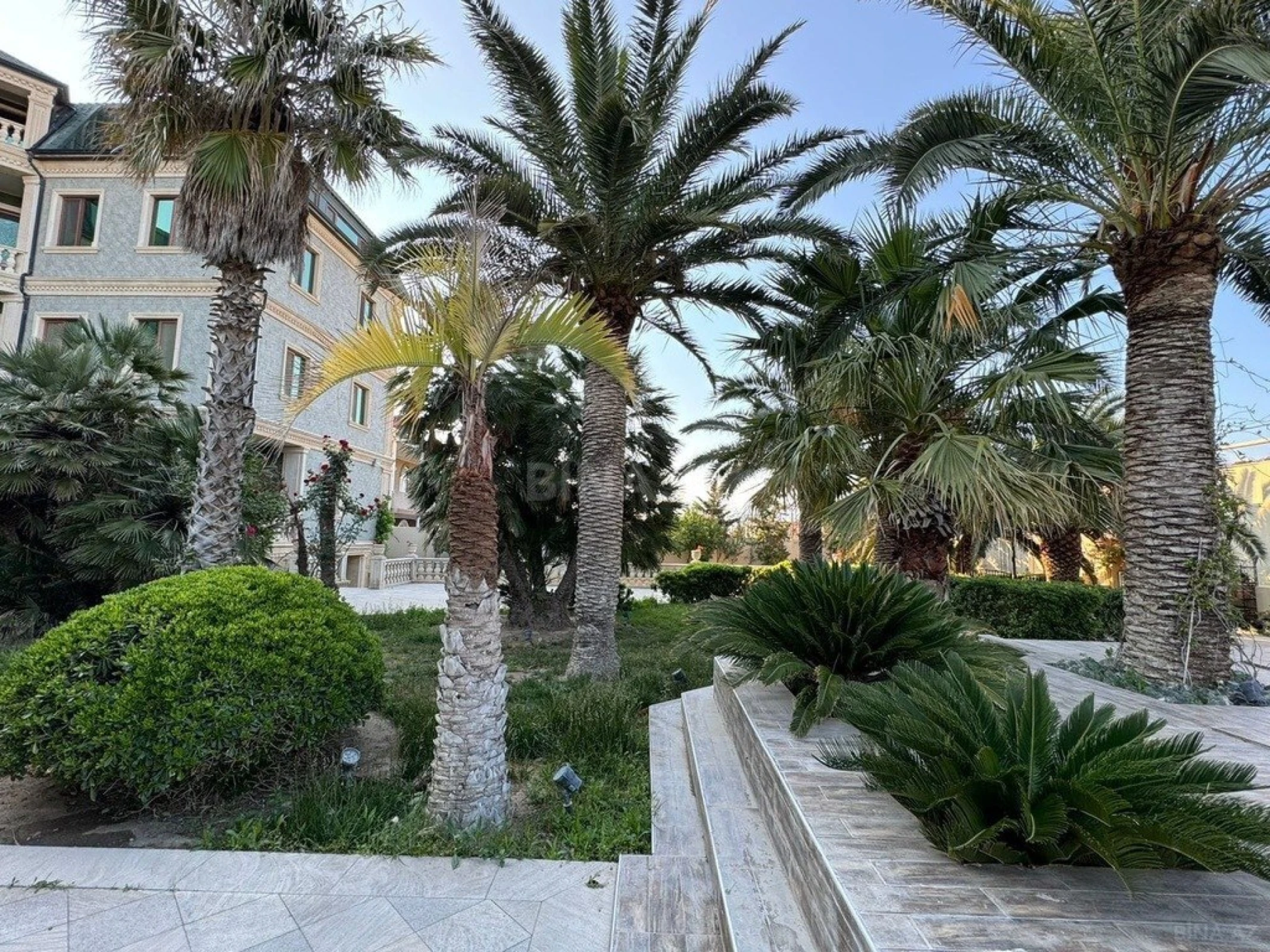 Kirayə verilir 8 otaqlı həyət evi 700 m²