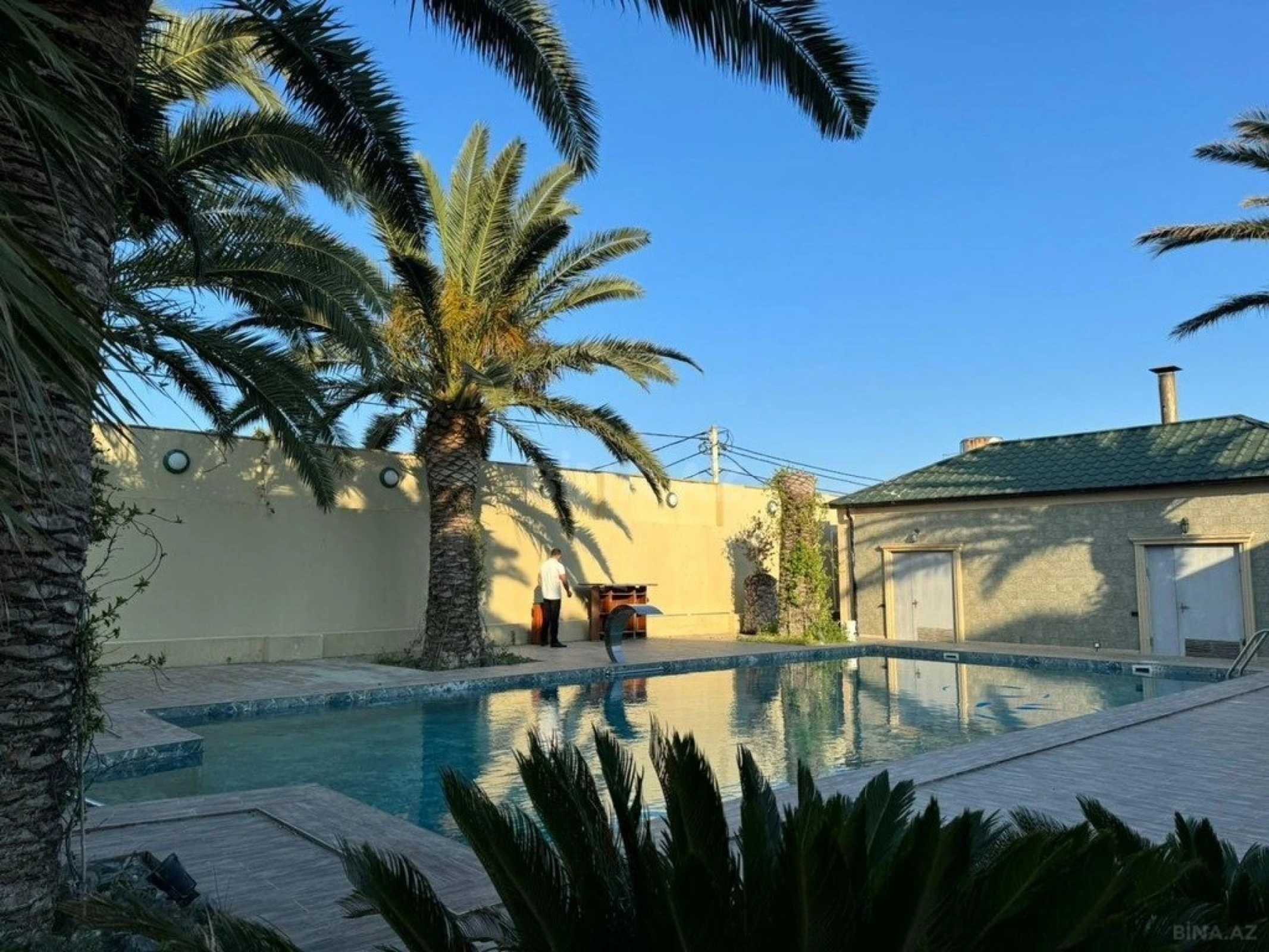 Kirayə verilir 8 otaqlı həyət evi 700 m²