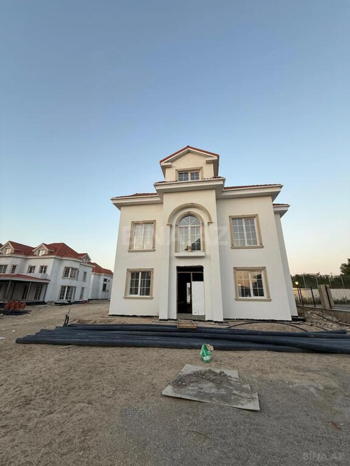 Satılır 8 otaqlı həyət evi 420 m²