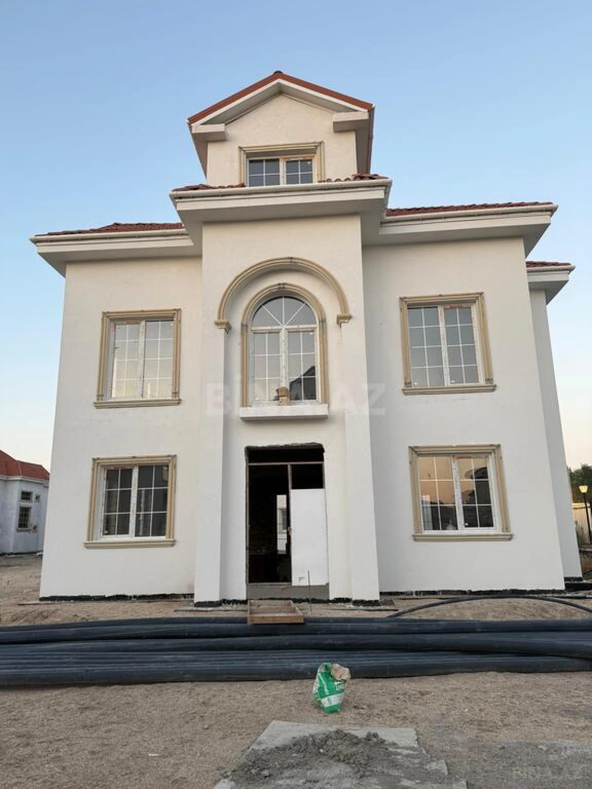 Satılır 8 otaqlı həyət evi 420 m²