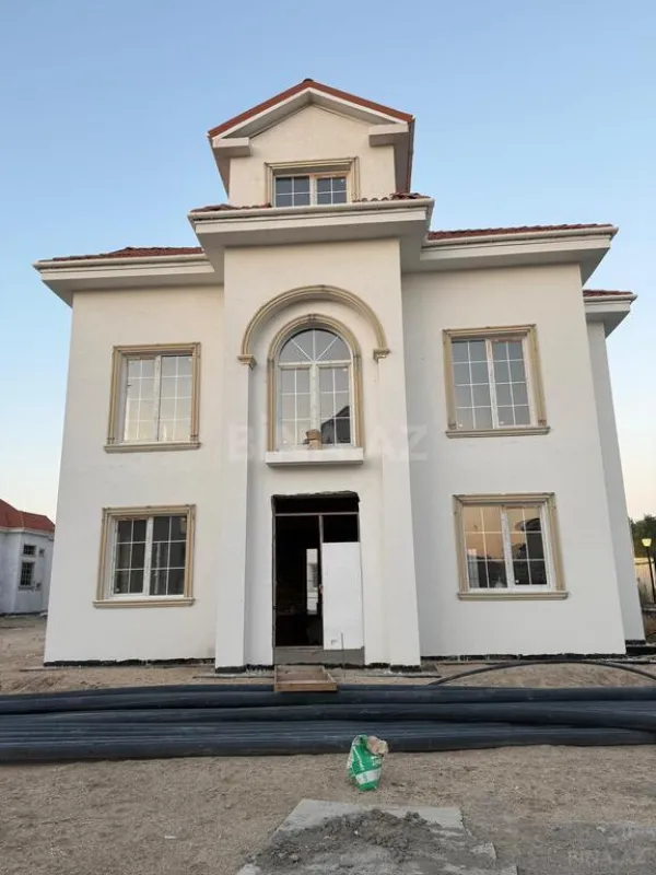 Satılır 8 otaqlı həyət evi 420 m²