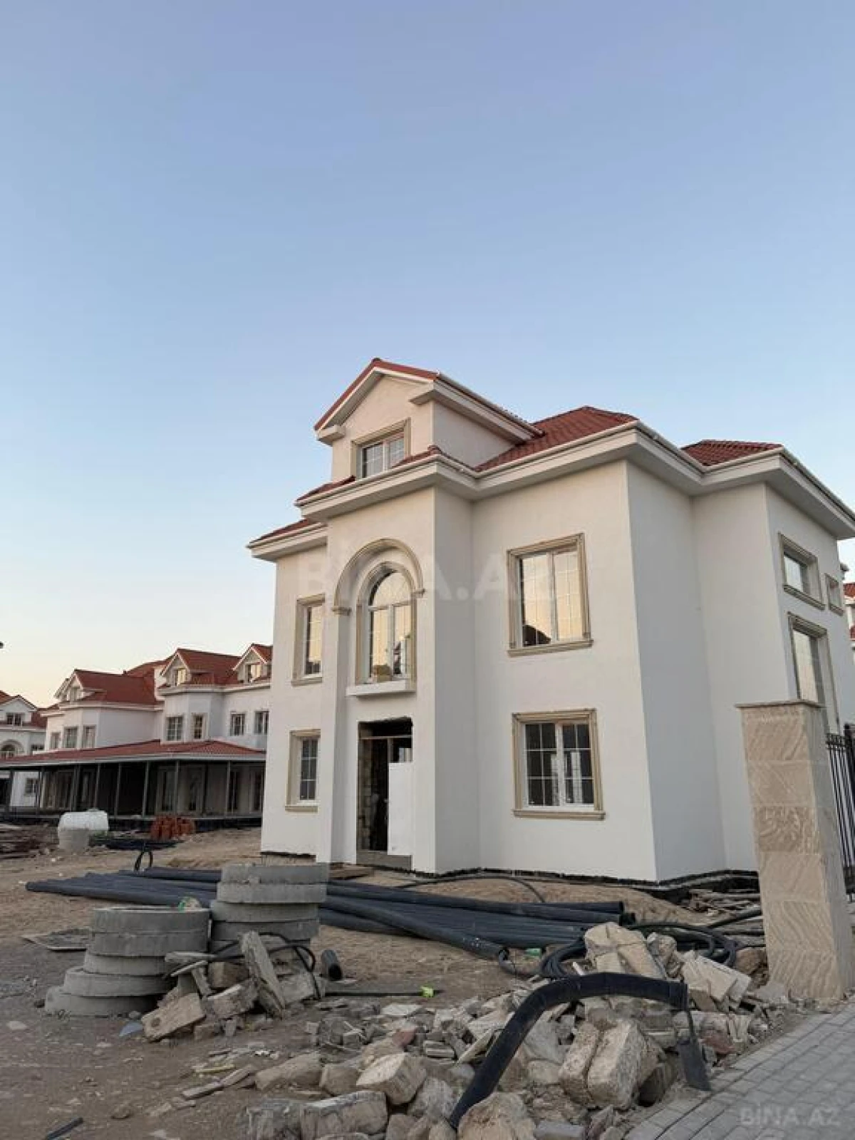Satılır 8 otaqlı həyət evi 420 m²