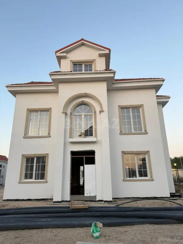 Satılır 8 otaqlı həyət evi 420 m²