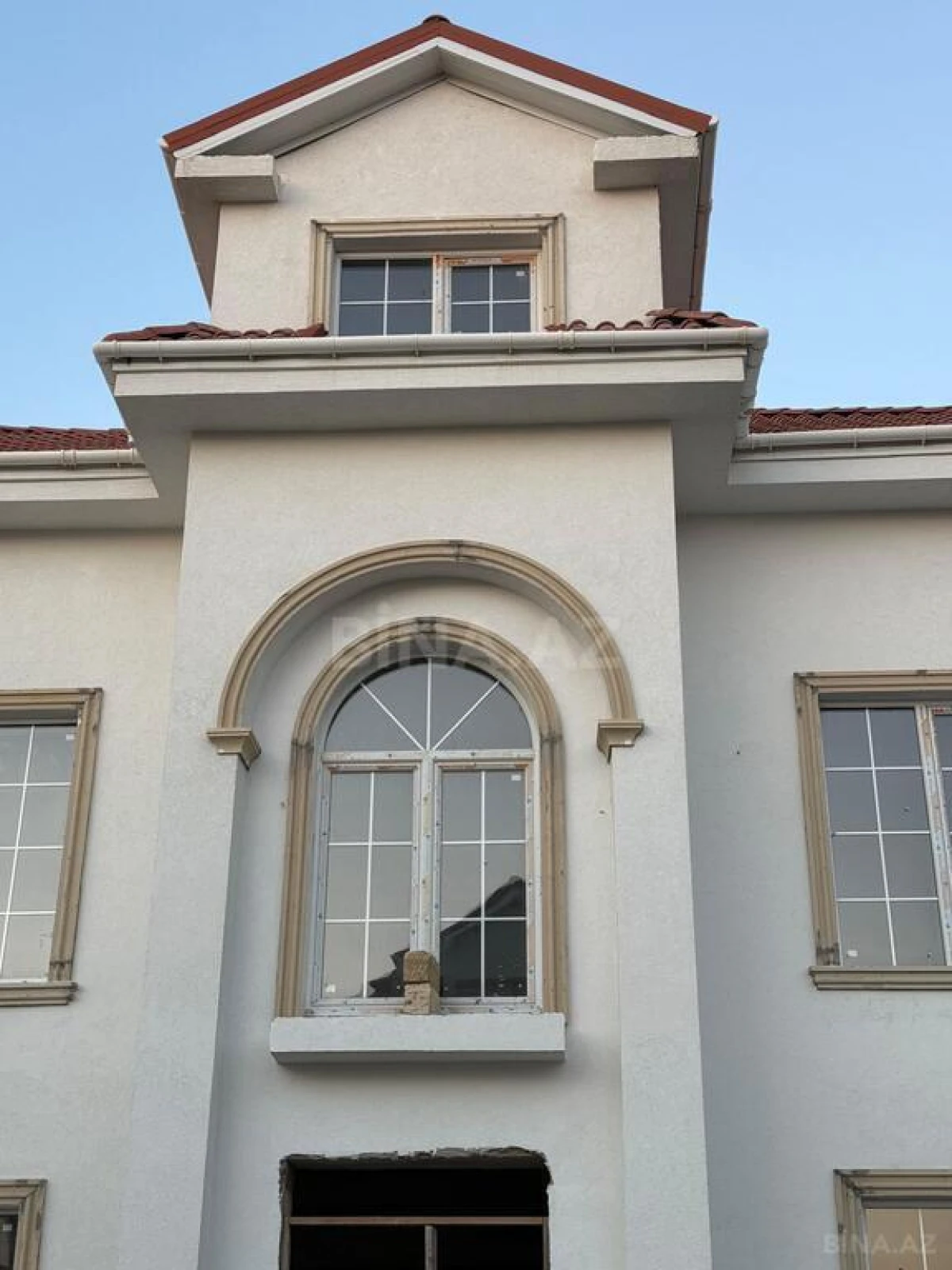 Satılır 8 otaqlı həyət evi 420 m²