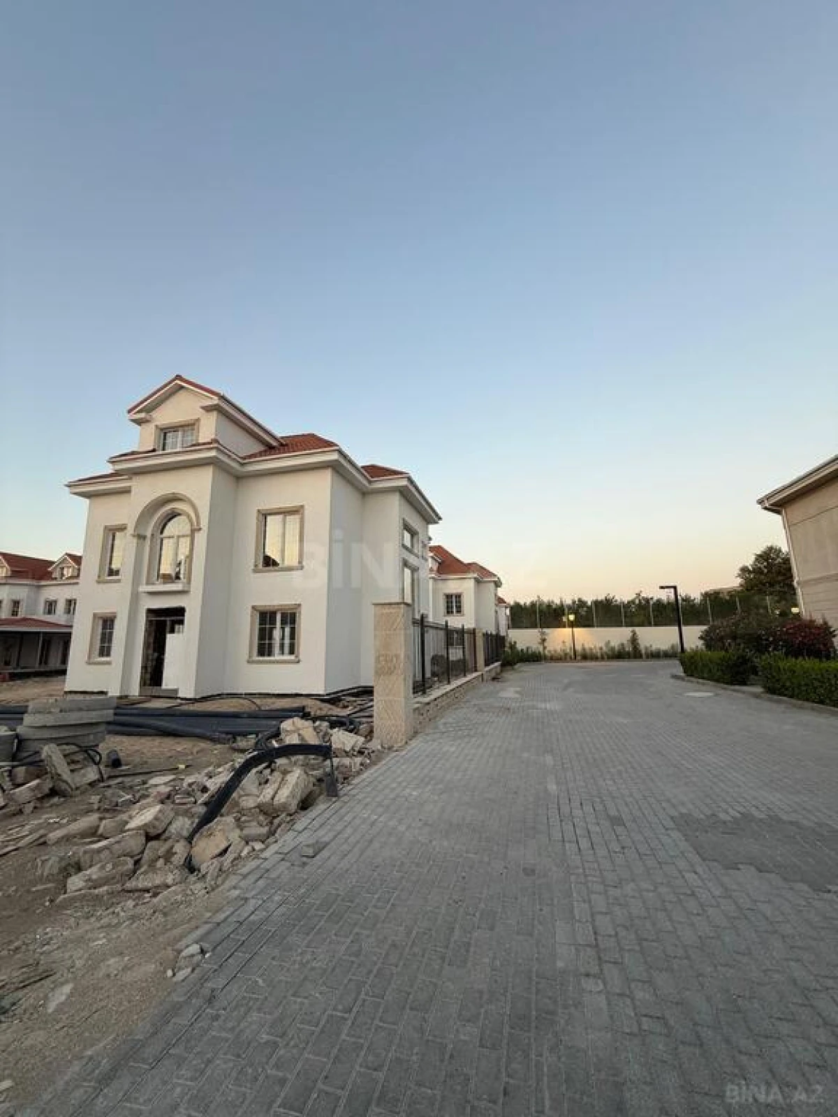 Satılır 8 otaqlı həyət evi 420 m²