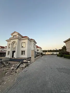 Satılır 8 otaqlı həyət evi 420 m²