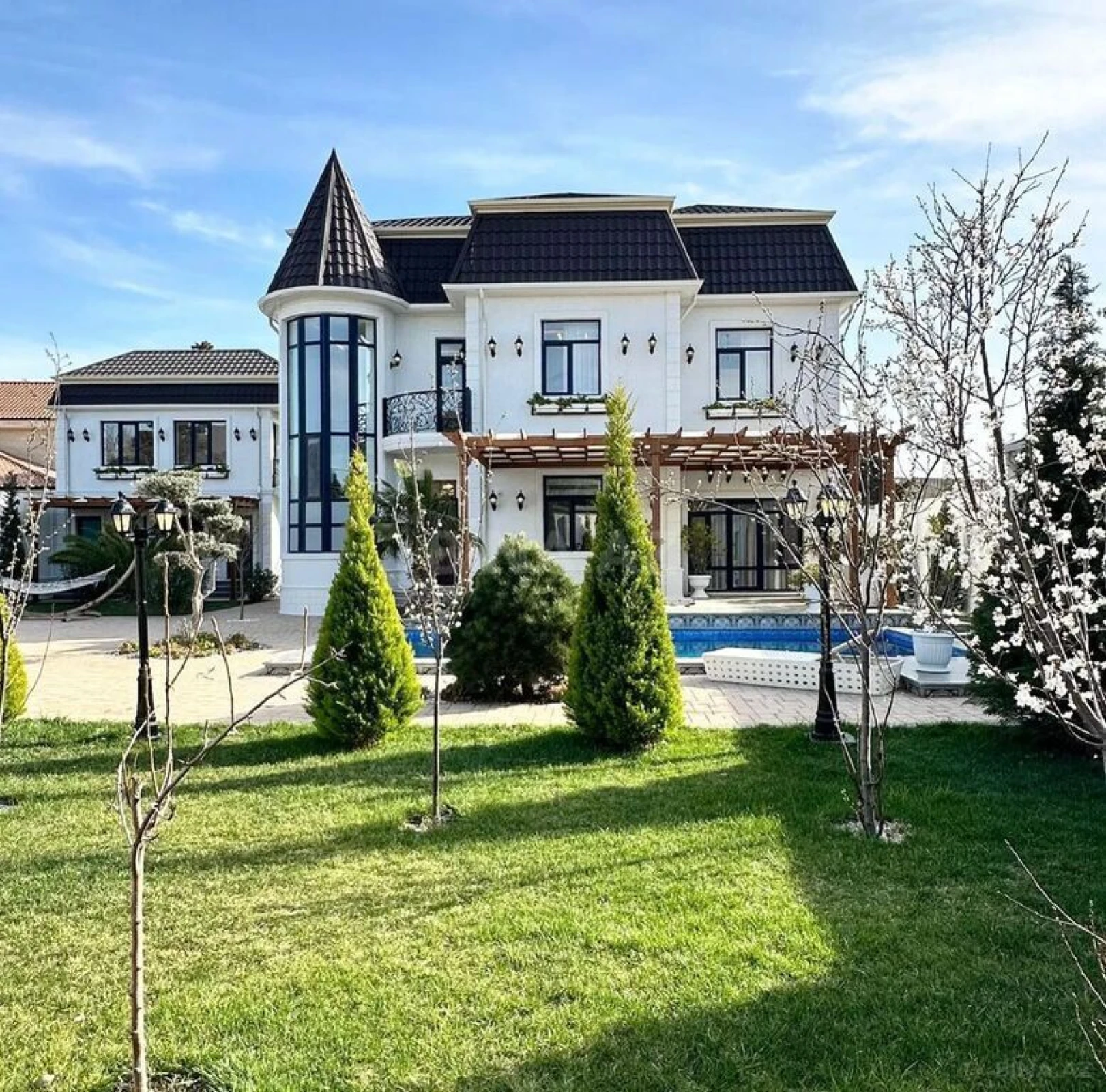 Satılır 7 otaqlı həyət evi 400 m²