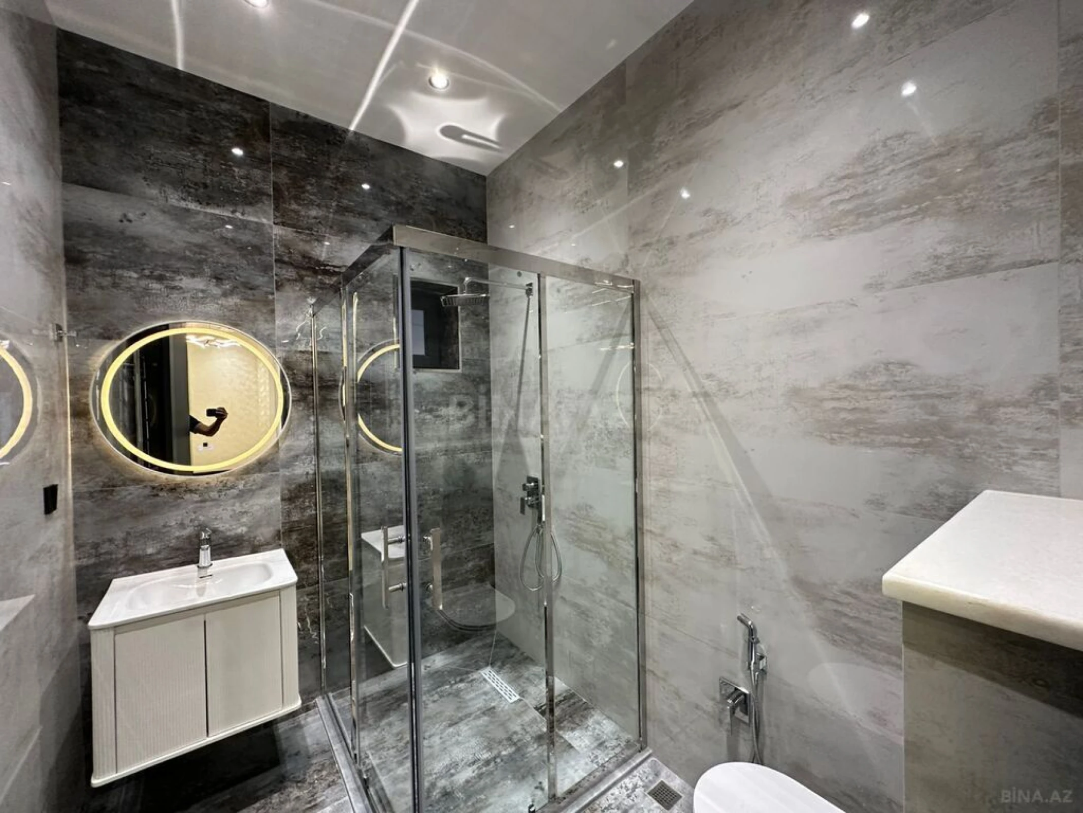 Satılır 5 otaqlı həyət evi 240 m²