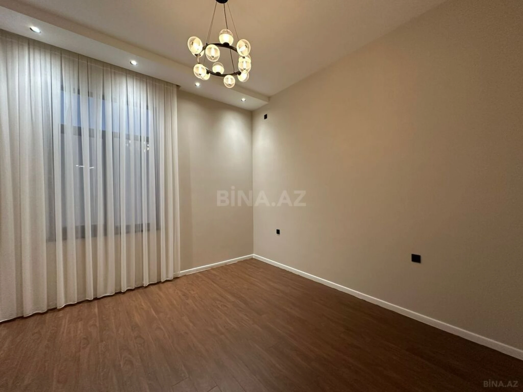 Satılır 5 otaqlı həyət evi 240 m²