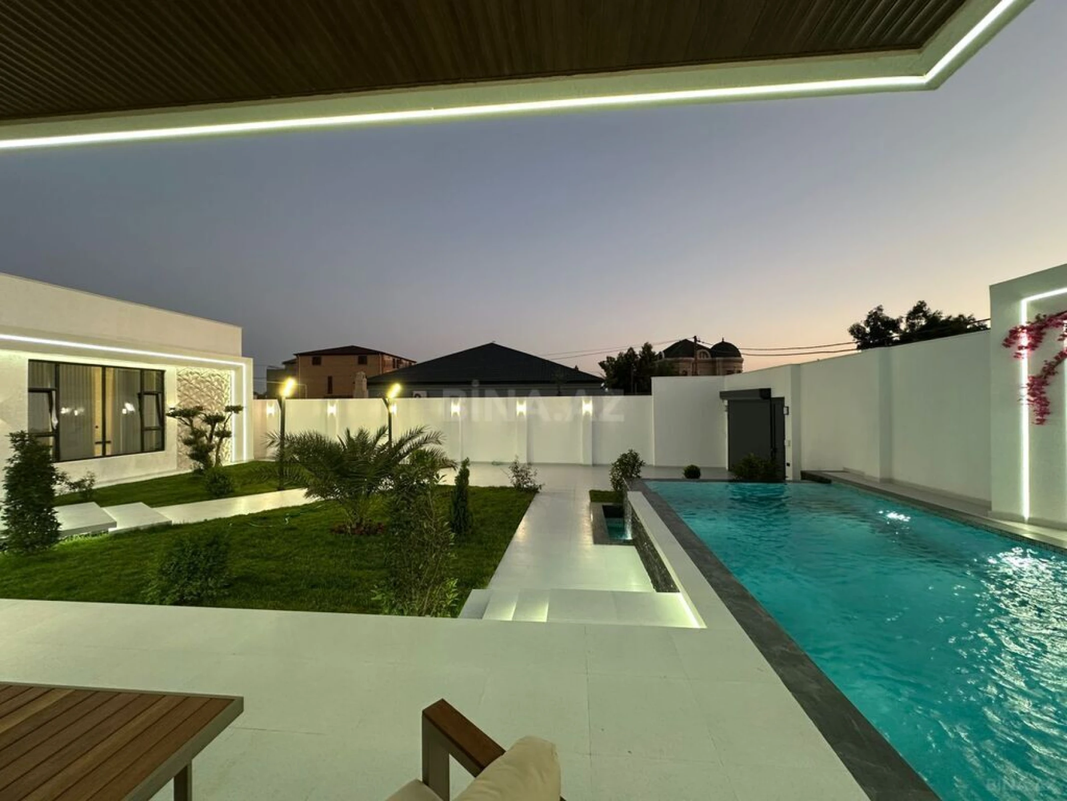 Satılır 5 otaqlı həyət evi 240 m²