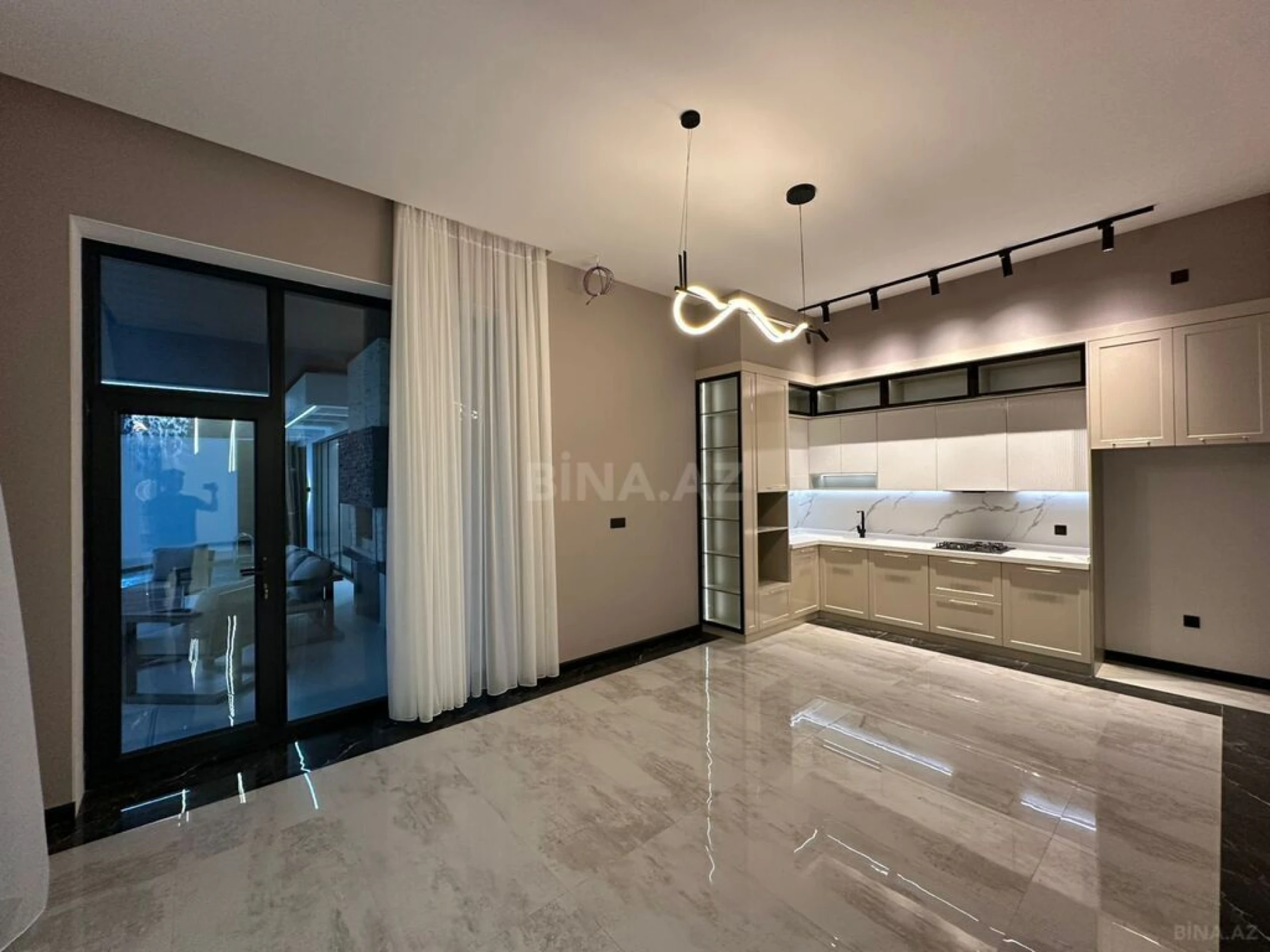 Satılır 5 otaqlı həyət evi 240 m²