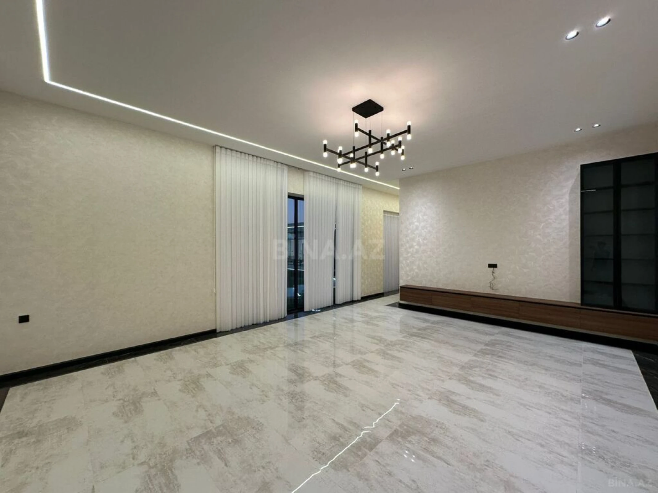 Satılır 5 otaqlı həyət evi 240 m²