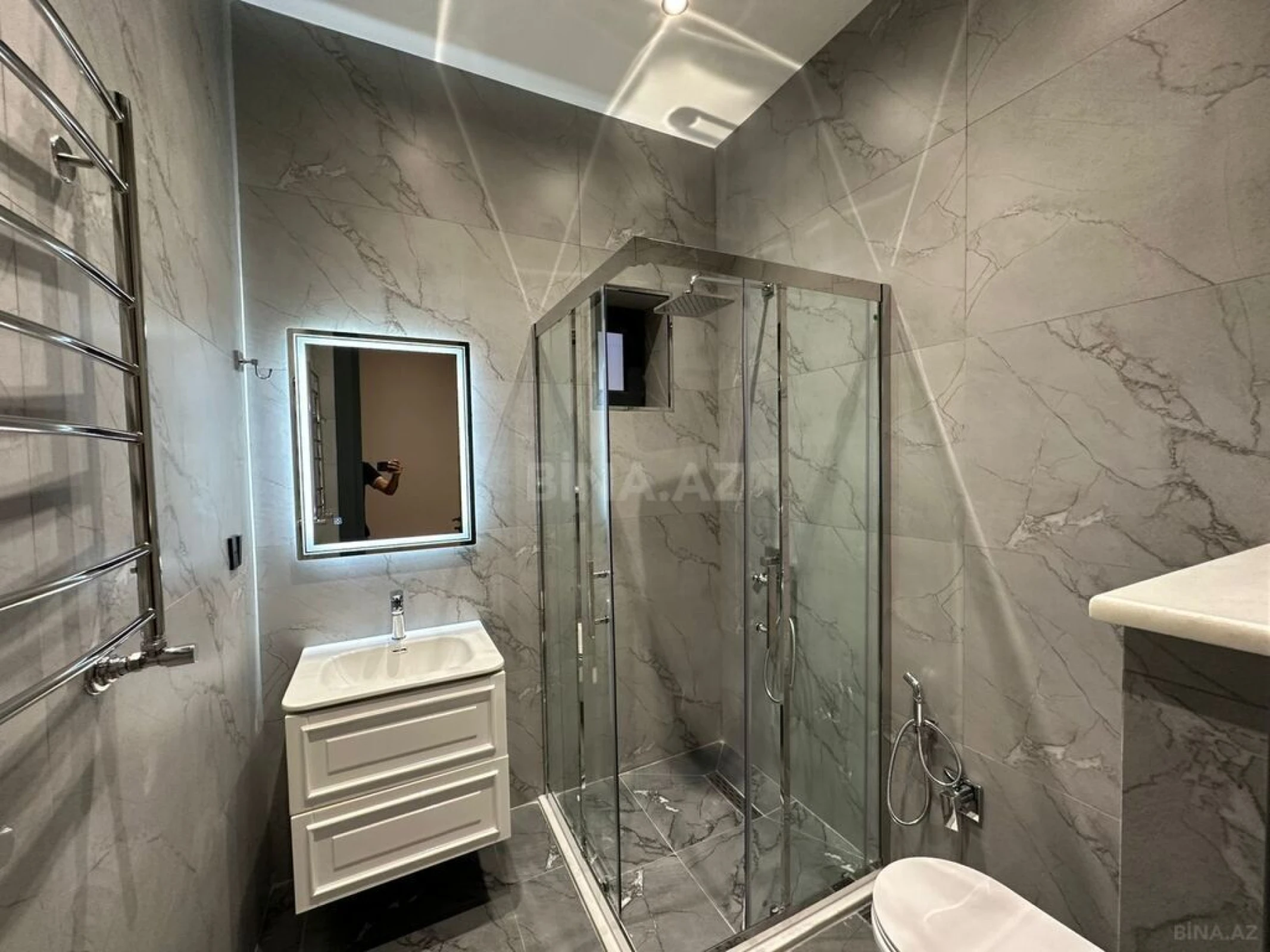 Satılır 5 otaqlı həyət evi 240 m²