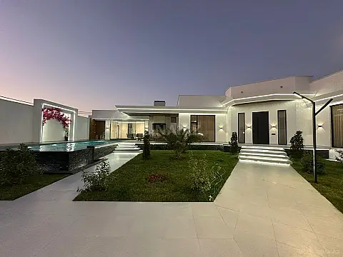 Satılır 5 otaqlı həyət evi 240 m²
