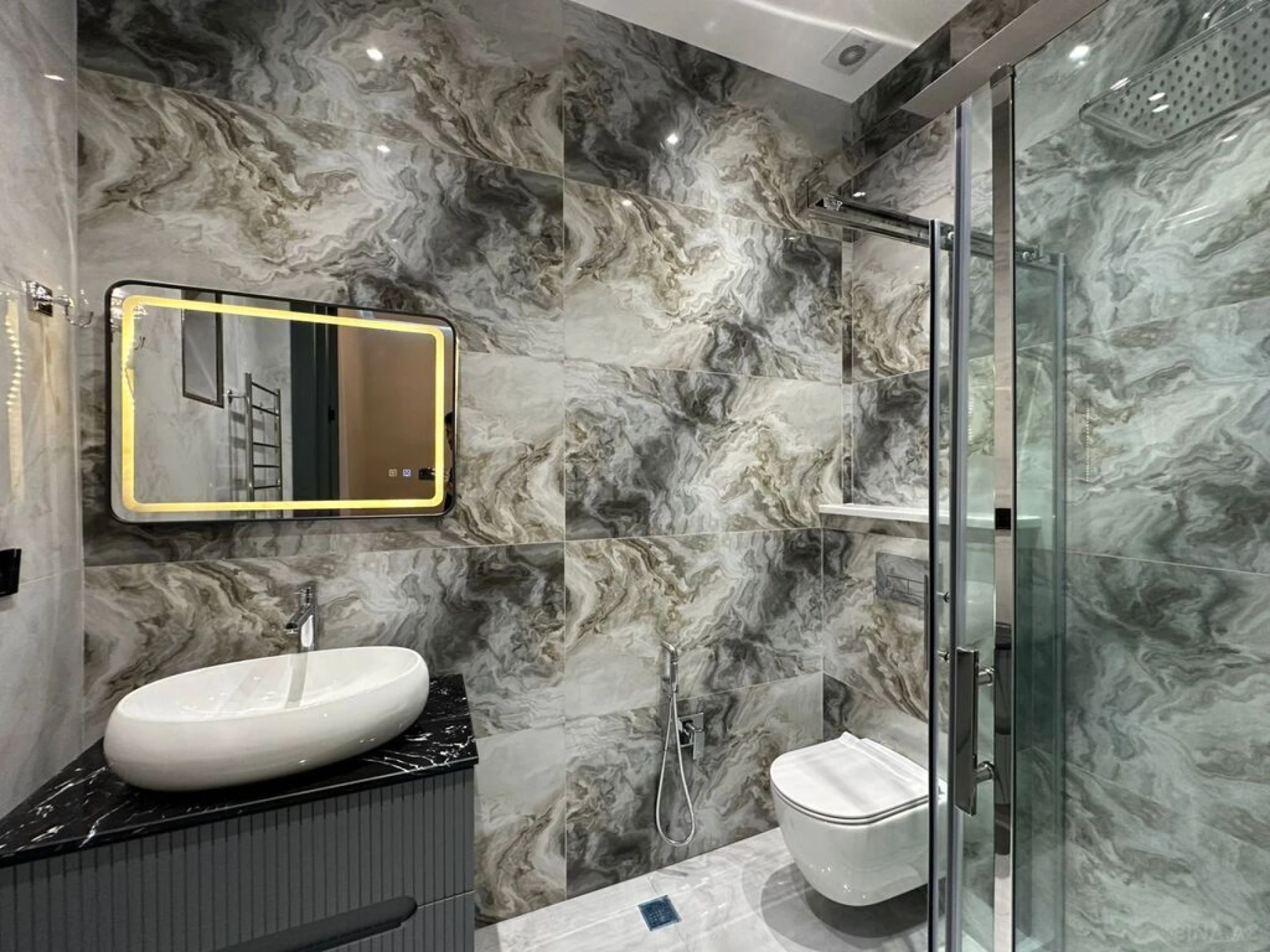 Satılır 5 otaqlı həyət evi 240 m²