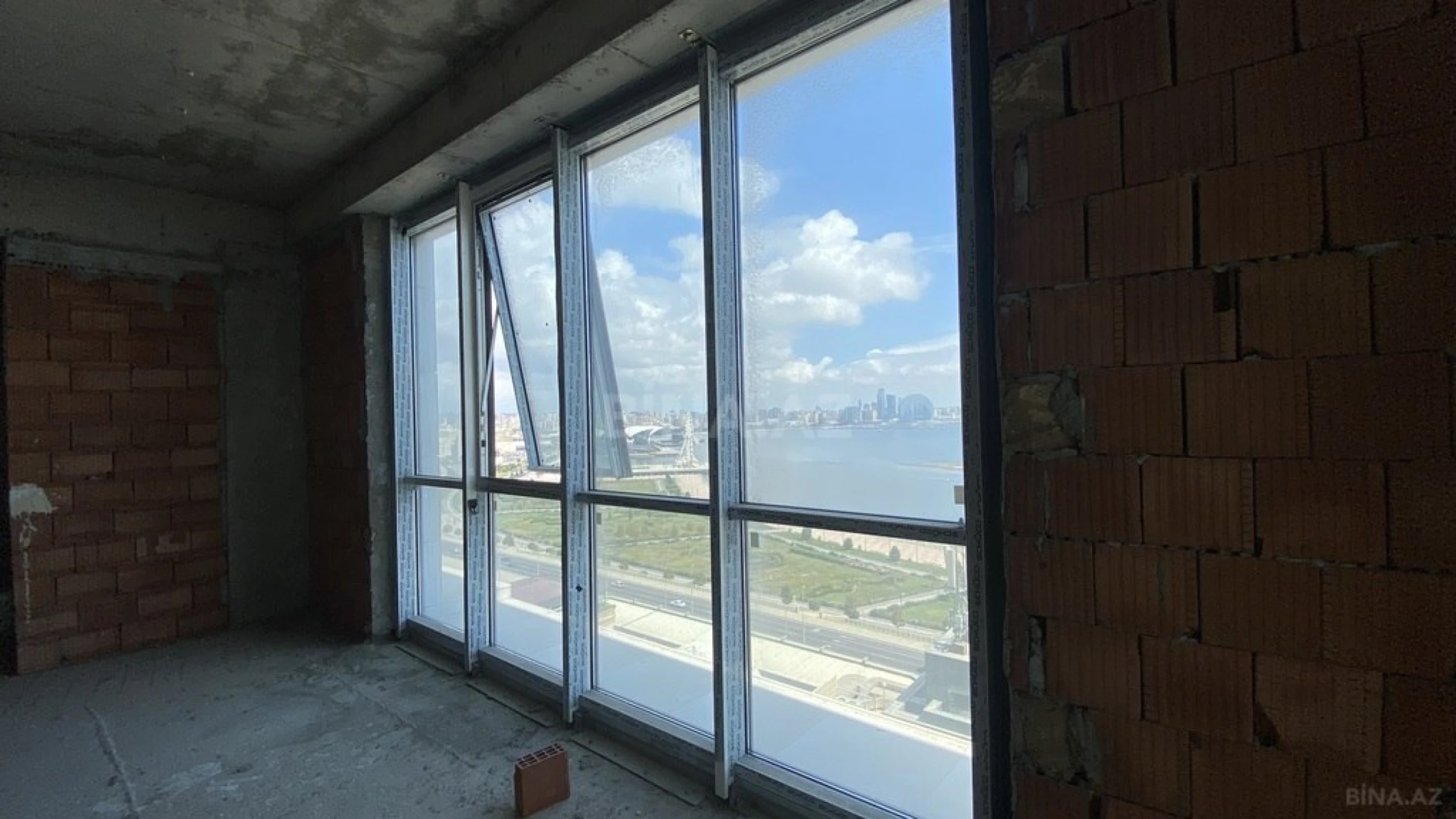 Satılır 6 otaqlı mənzil 300 m²