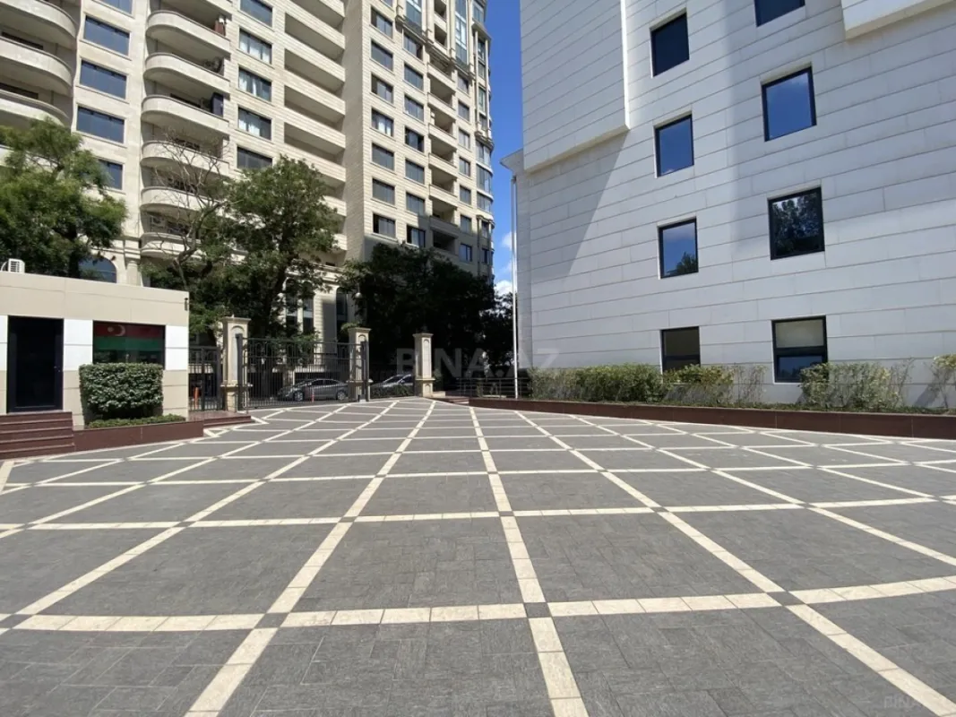 Satılır 6 otaqlı mənzil 300 m²