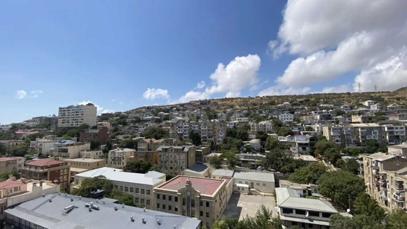 Satılır 6 otaqlı mənzil 300 m²