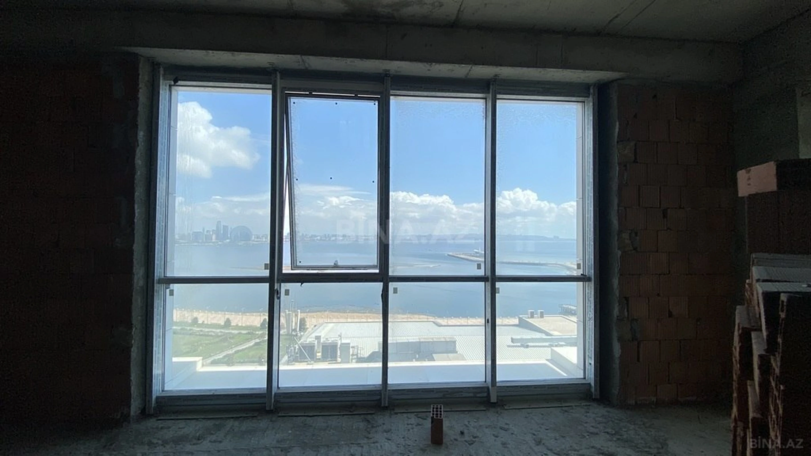 Satılır 6 otaqlı mənzil 300 m²