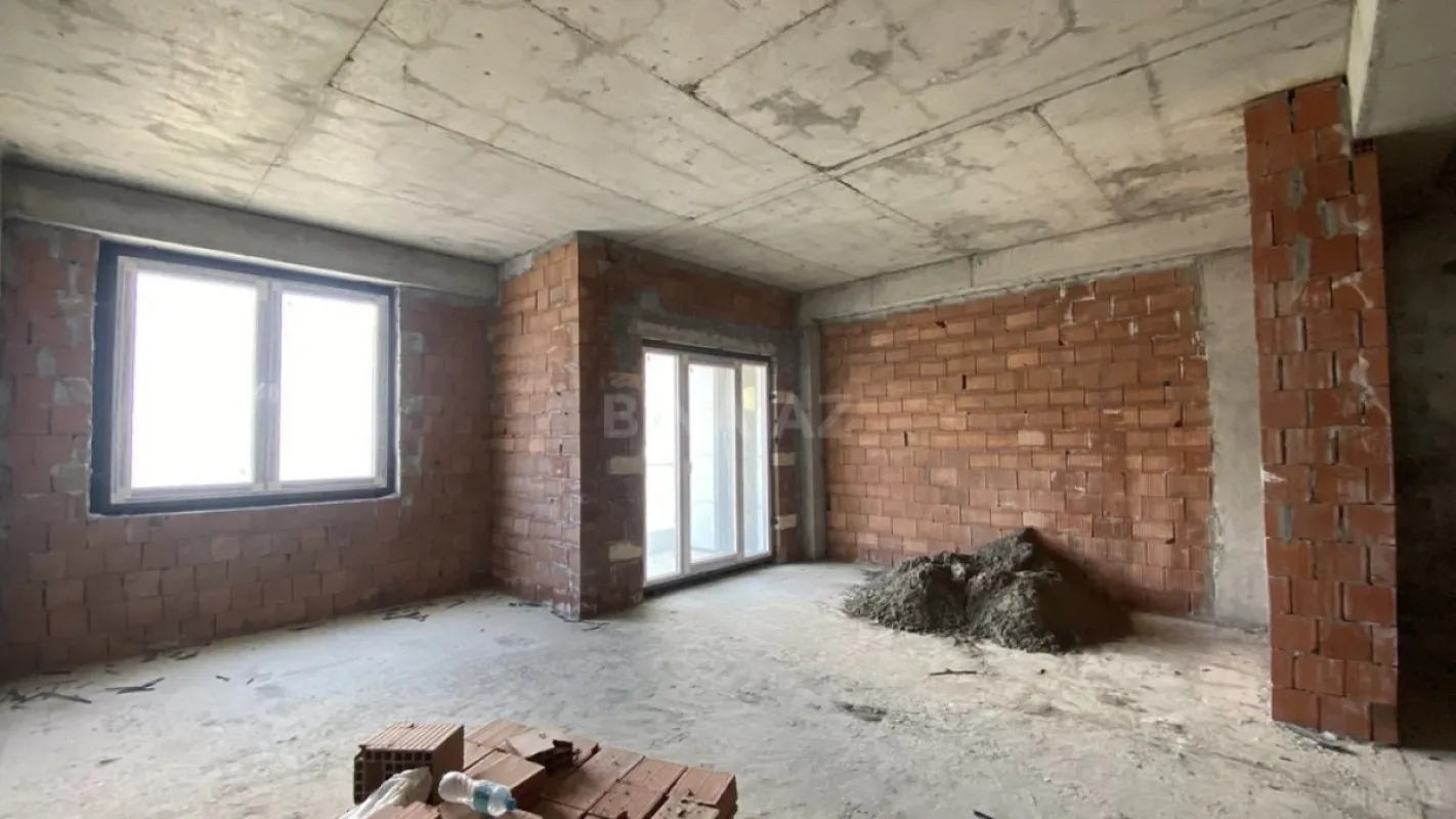 Satılır 6 otaqlı mənzil 300 m²