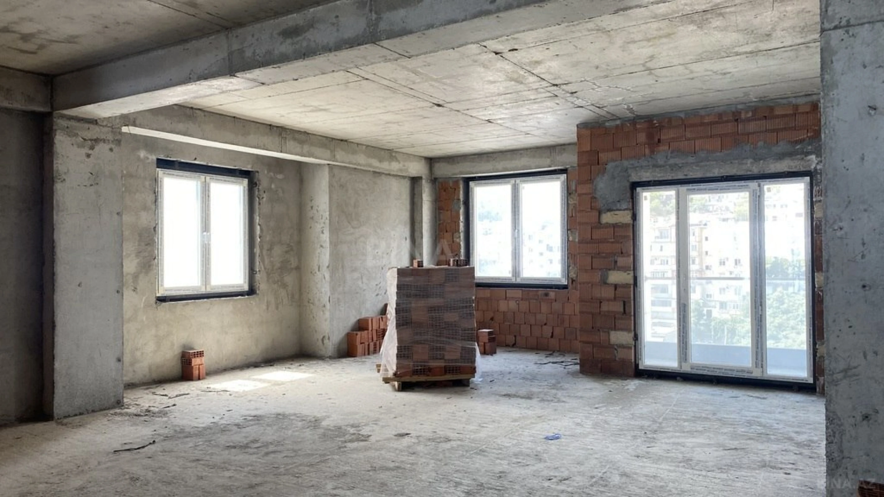 Satılır 6 otaqlı mənzil 300 m²