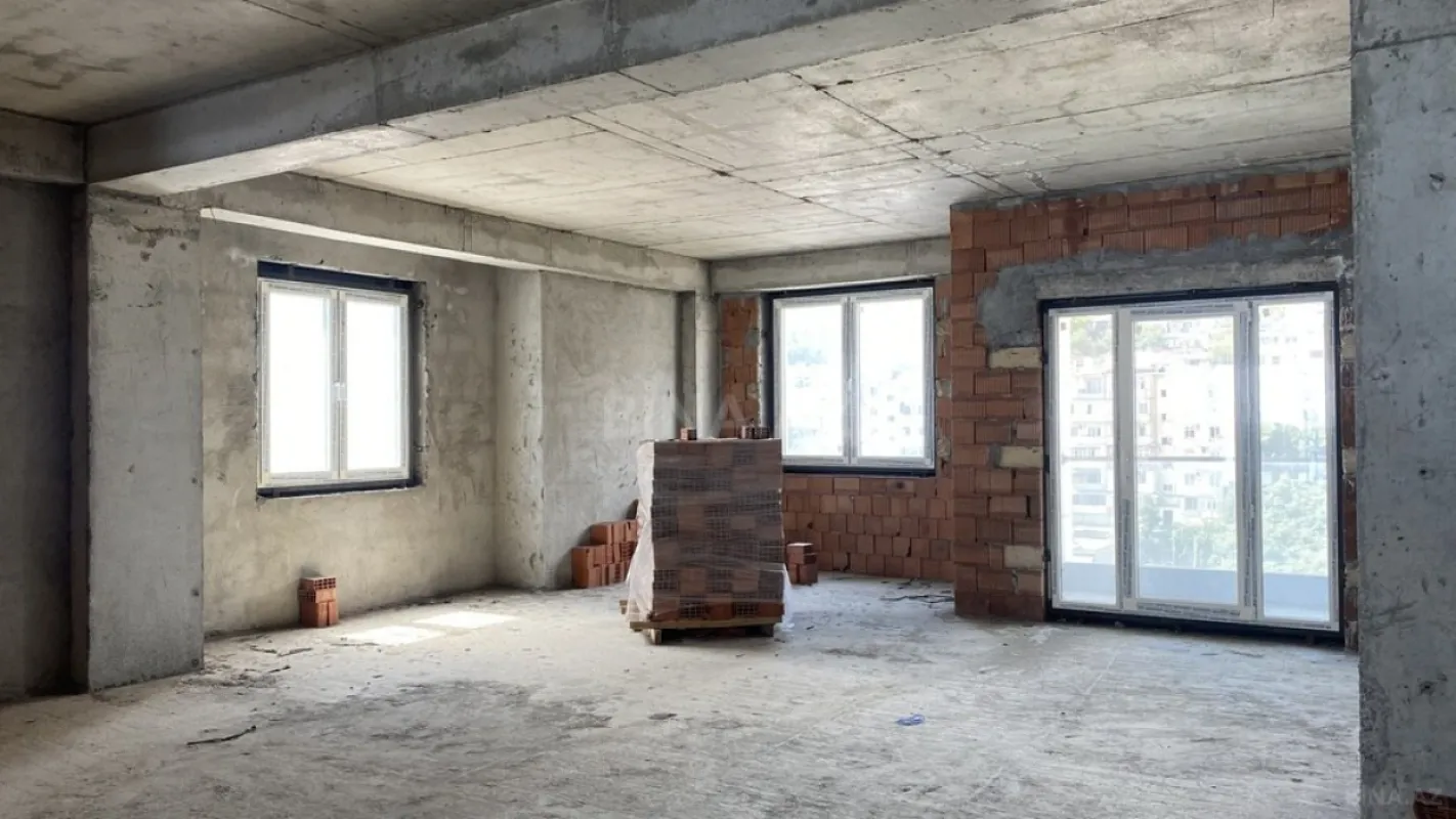 Satılır 6 otaqlı mənzil 300 m²