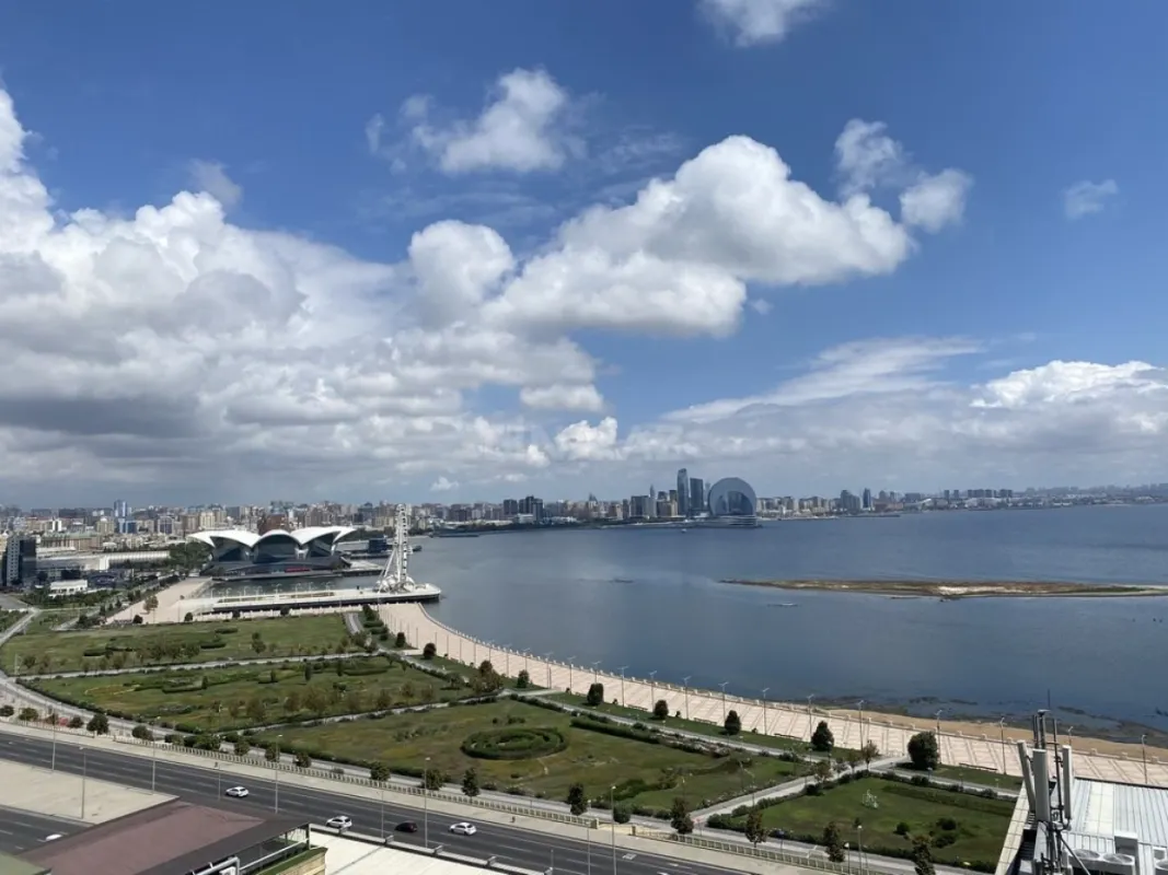 Satılır 6 otaqlı mənzil 300 m²