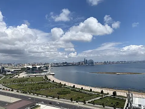 Satılır 6 otaqlı mənzil 300 m²