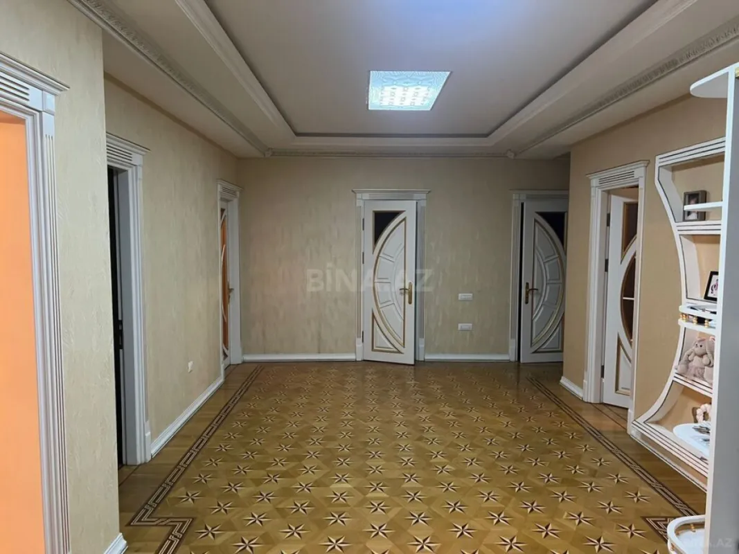Satılır 4 otaqlı mənzil 190 m²