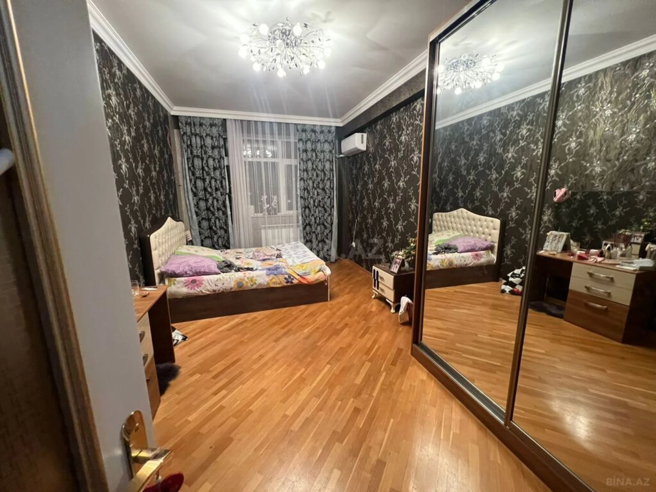 Satılır 4 otaqlı mənzil 190 m²