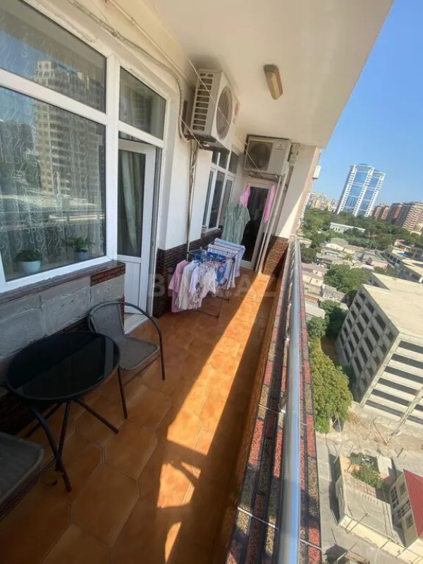 Satılır 4 otaqlı mənzil 190 m²