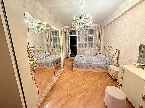 Satılır 4 otaqlı mənzil 190 m²