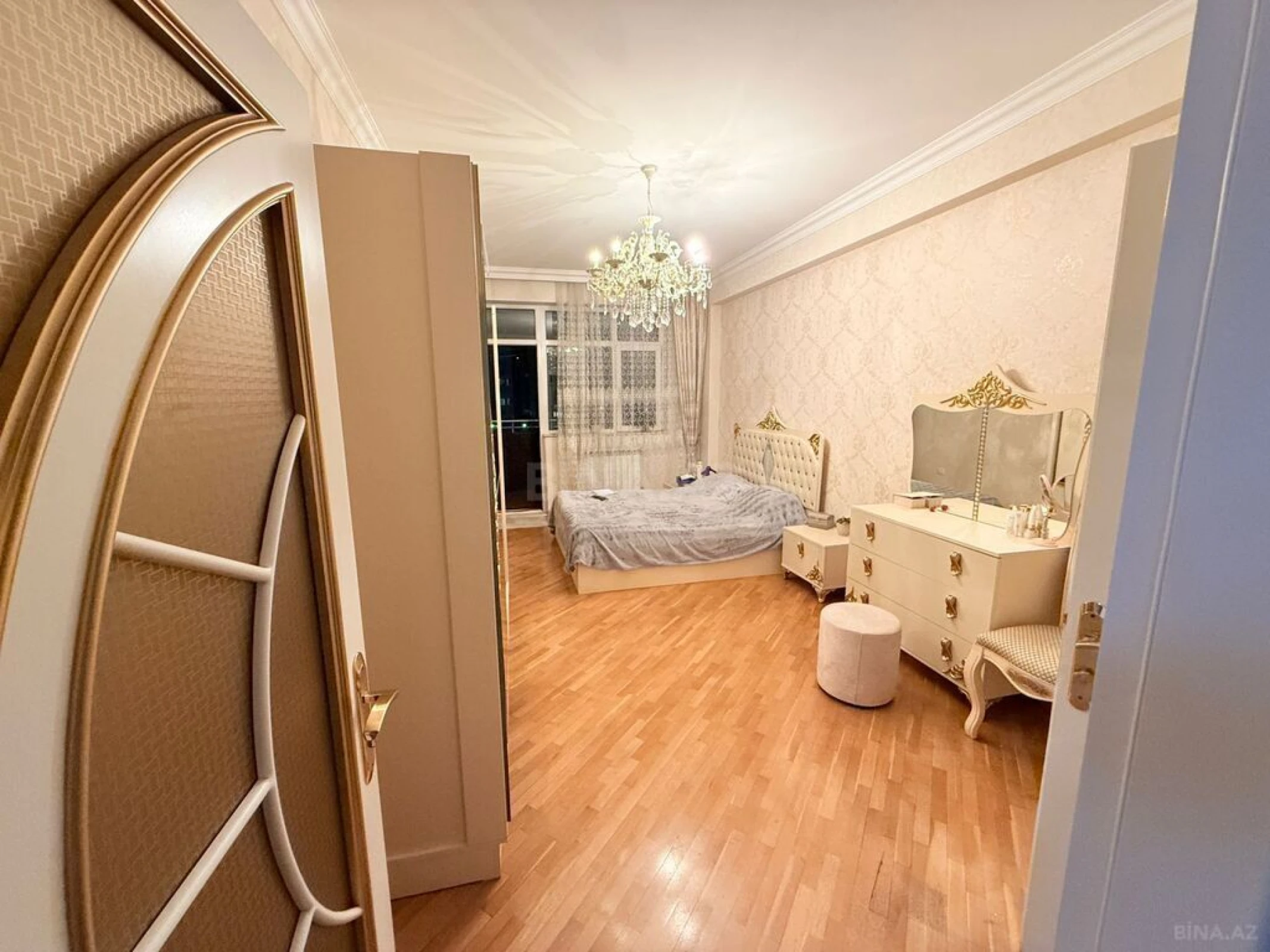 Satılır 4 otaqlı mənzil 190 m²