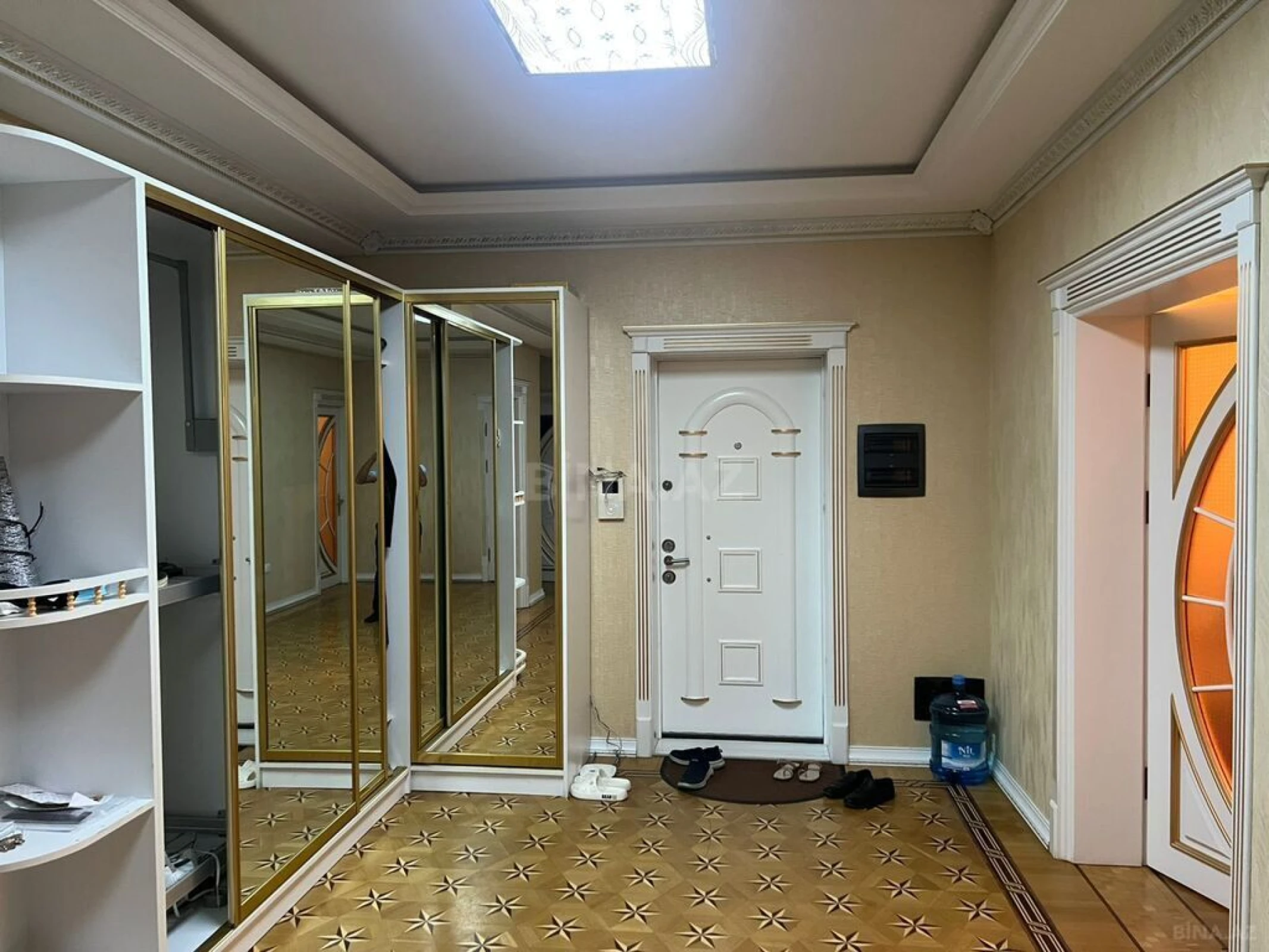 Satılır 4 otaqlı mənzil 190 m²