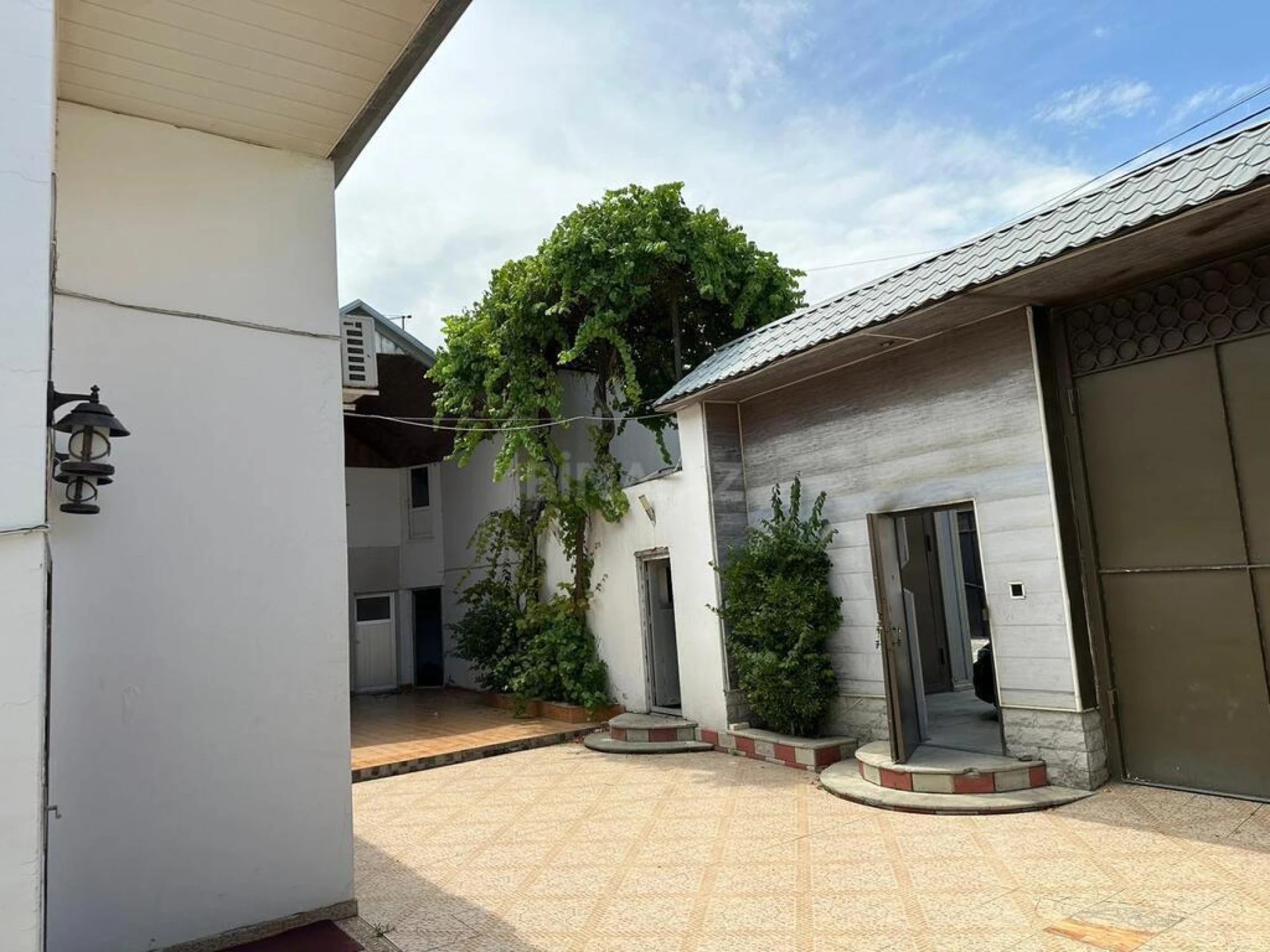 Satılır 14 otaqlı həyət evi 479 m²