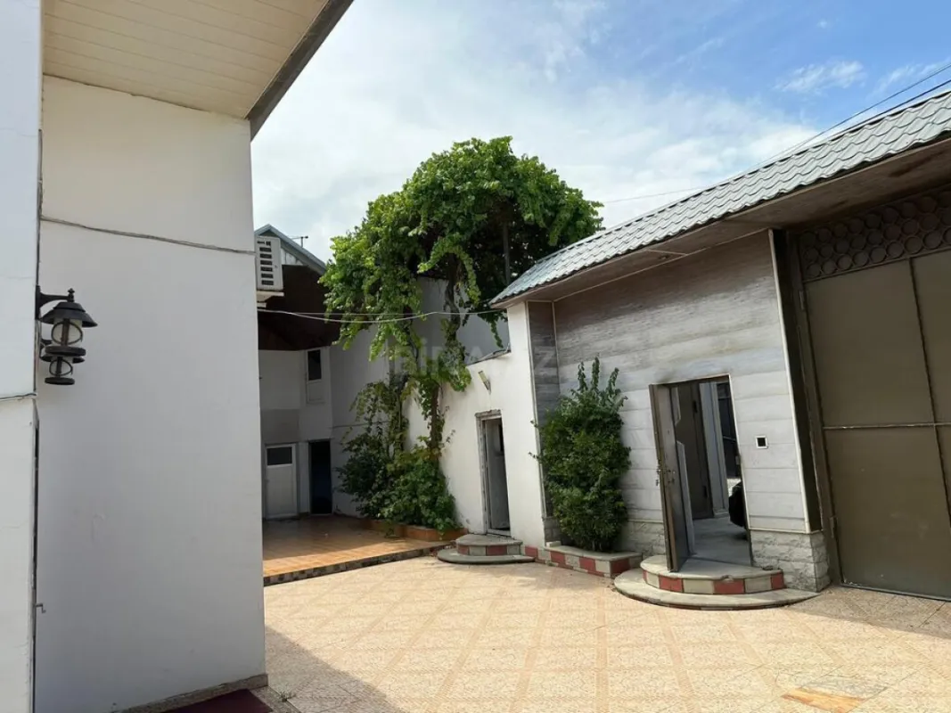 Satılır 14 otaqlı həyət evi 479 m²