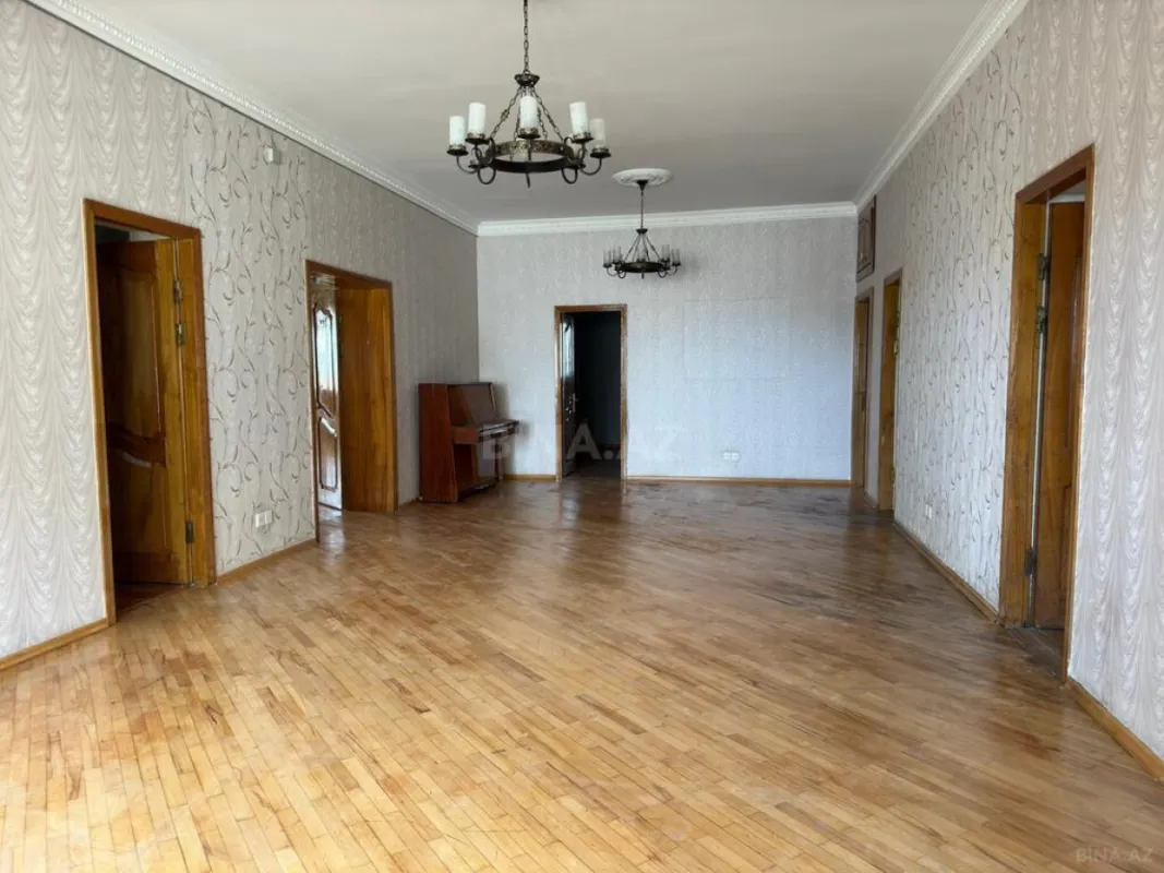 Satılır 14 otaqlı həyət evi 479 m²