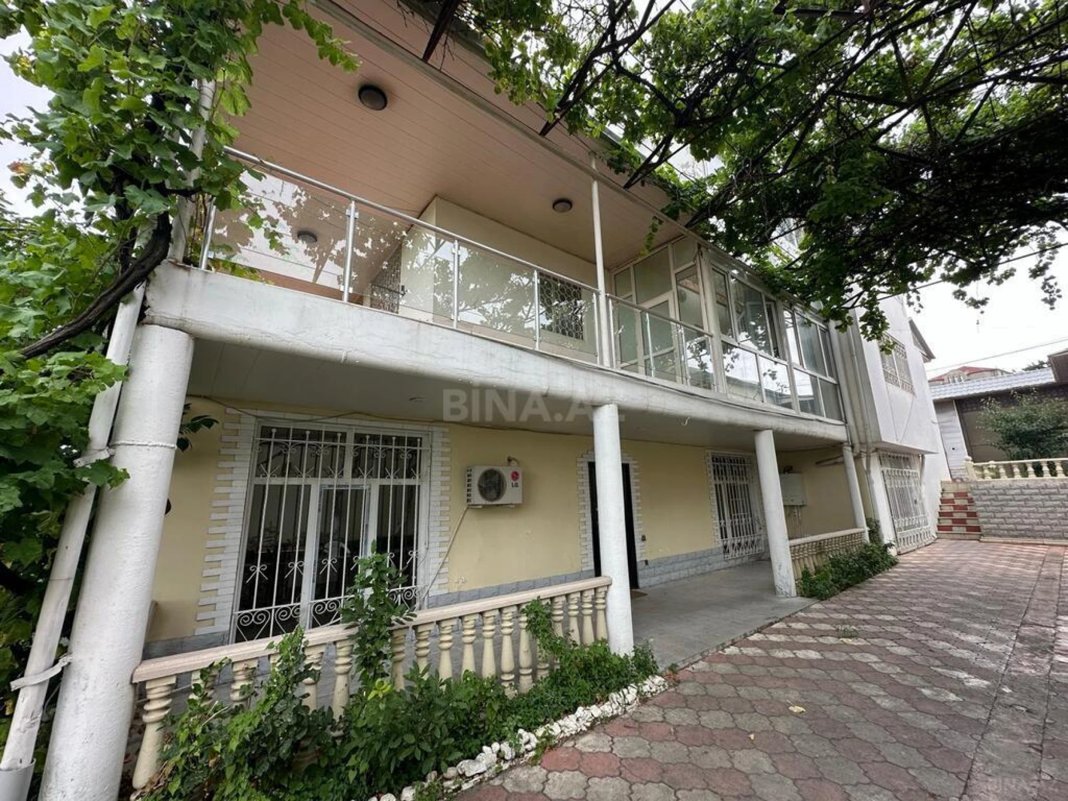 Satılır 14 otaqlı həyət evi 479 m²