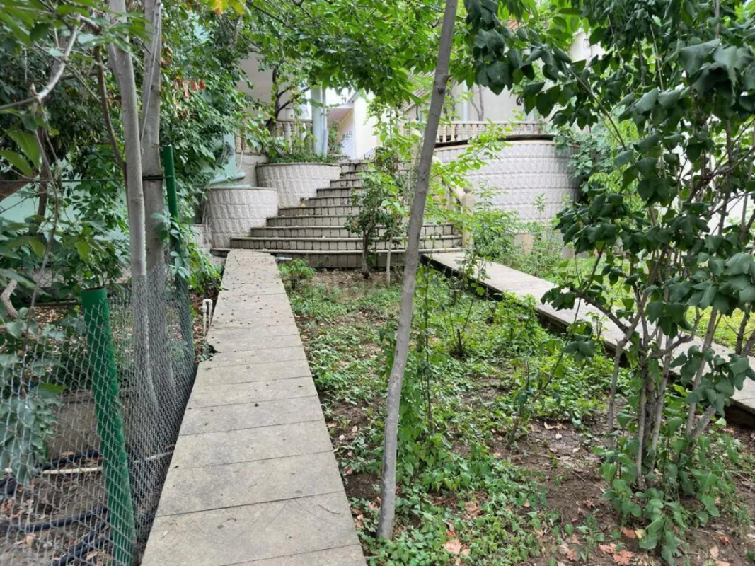 Satılır 14 otaqlı həyət evi 479 m²