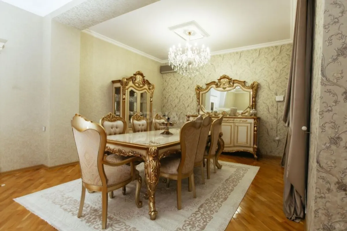 Satılır 7 otaqlı həyət evi 500 m²