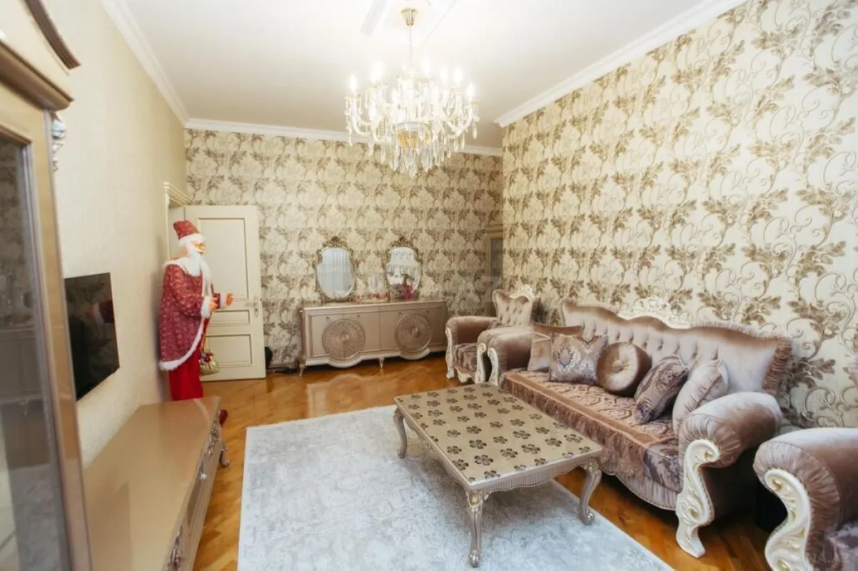 Satılır 7 otaqlı həyət evi 500 m²