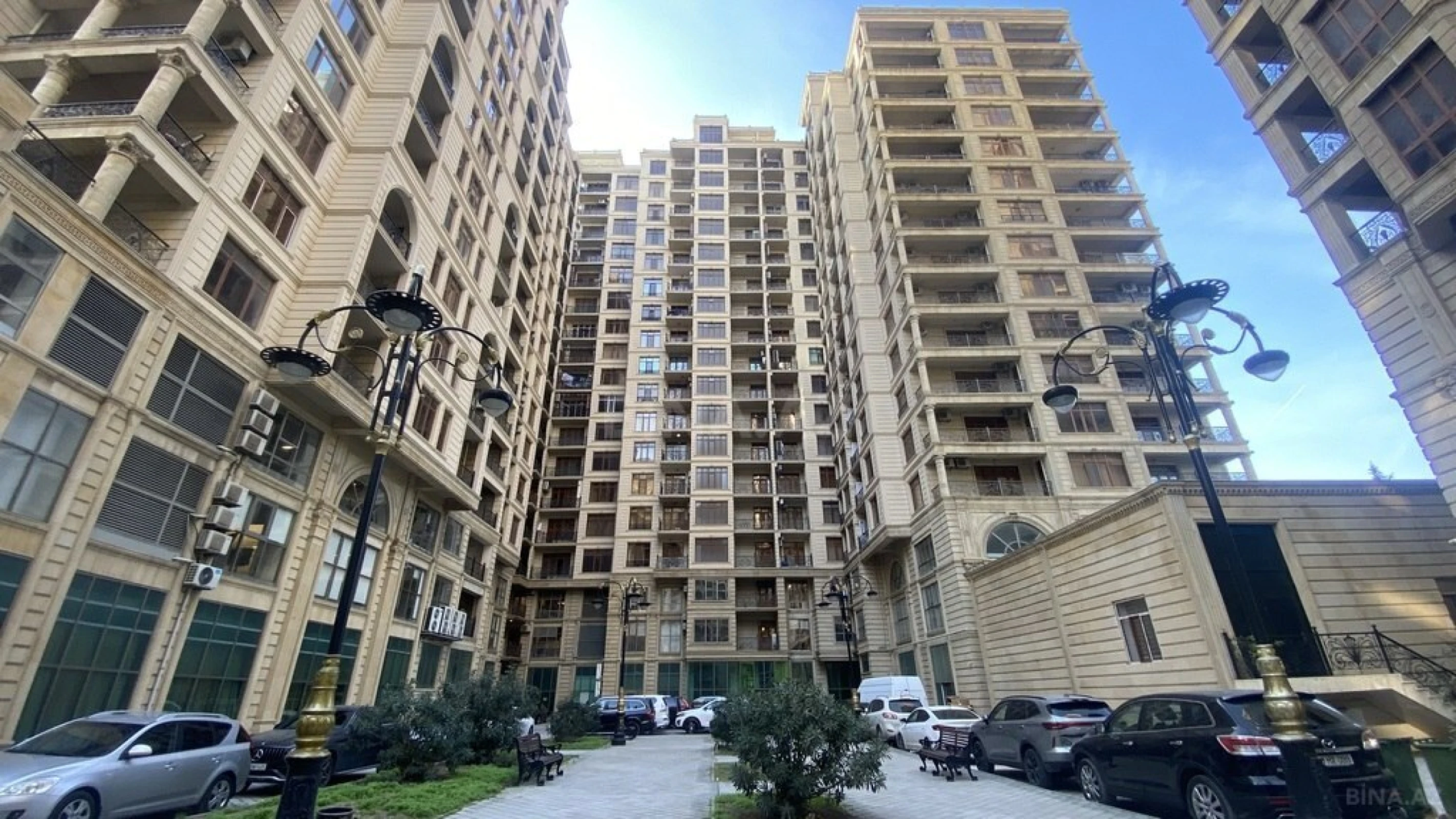 Satılır 3 otaqlı mənzil 305 m²