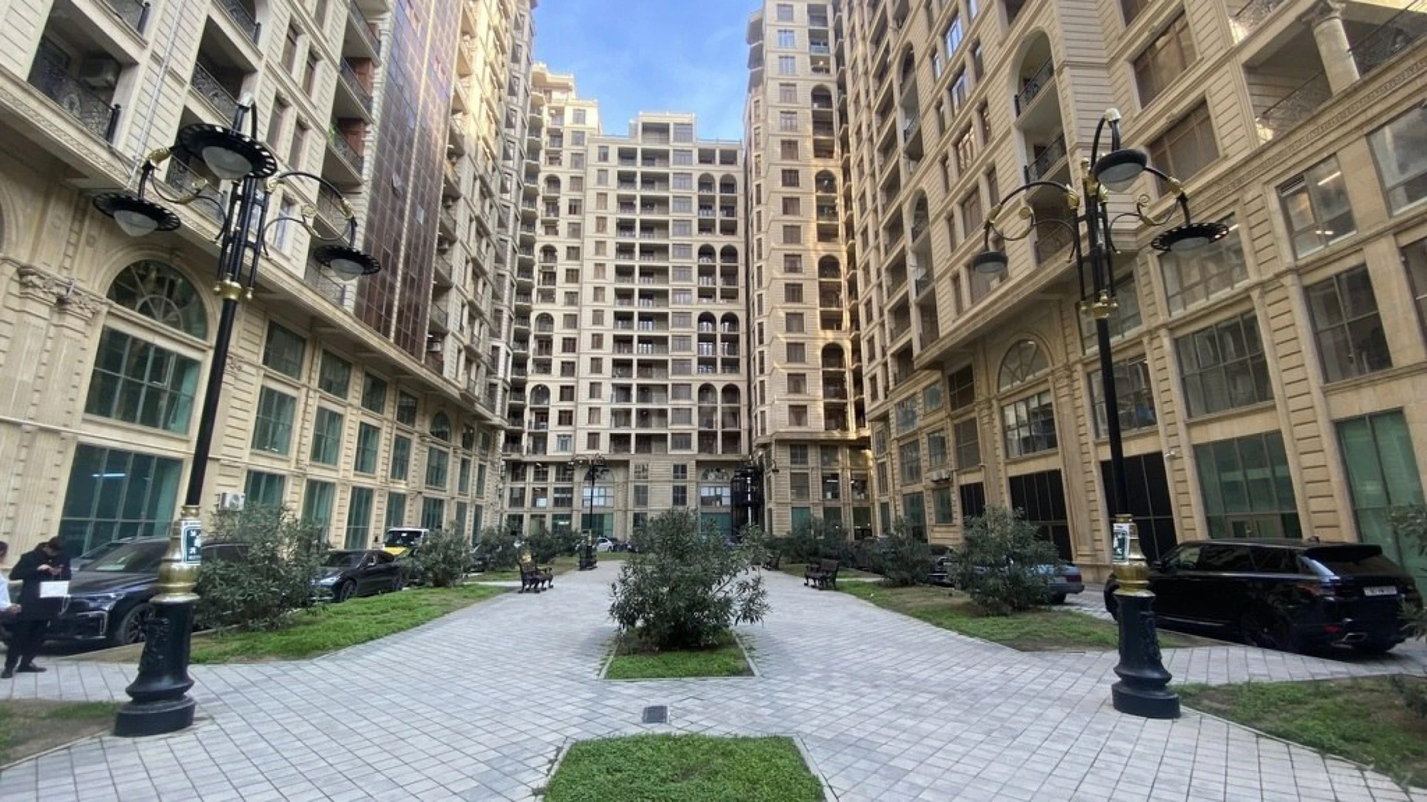 Satılır 3 otaqlı mənzil 305 m²