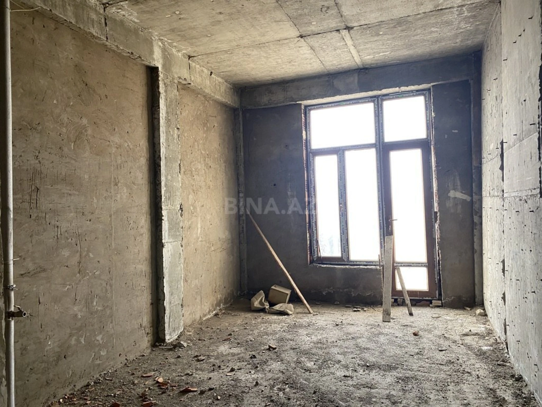 Satılır 3 otaqlı mənzil 305 m²