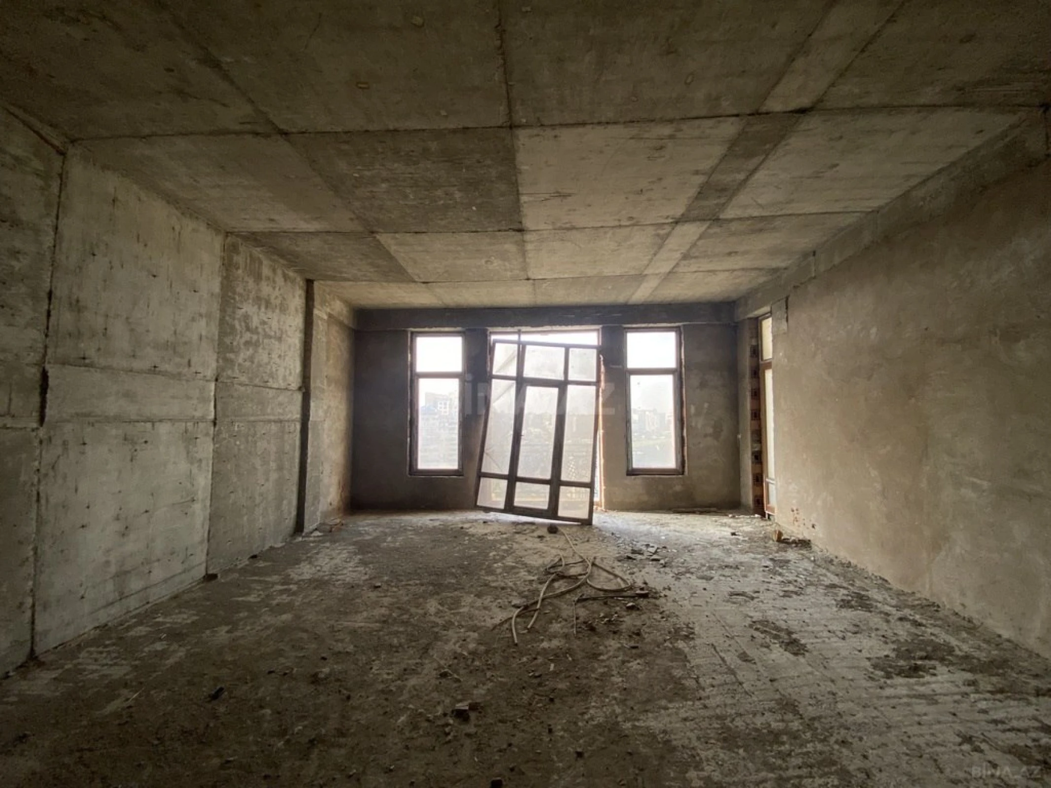 Satılır 3 otaqlı mənzil 305 m²