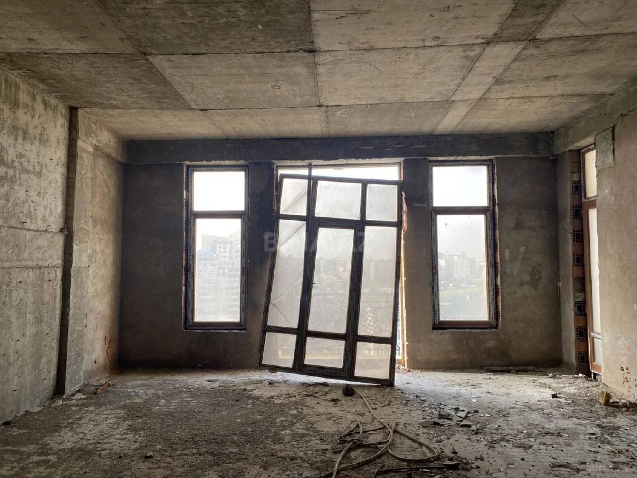 Satılır 3 otaqlı mənzil 305 m²