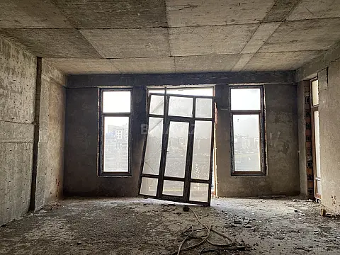 Satılır 3 otaqlı mənzil 305 m²