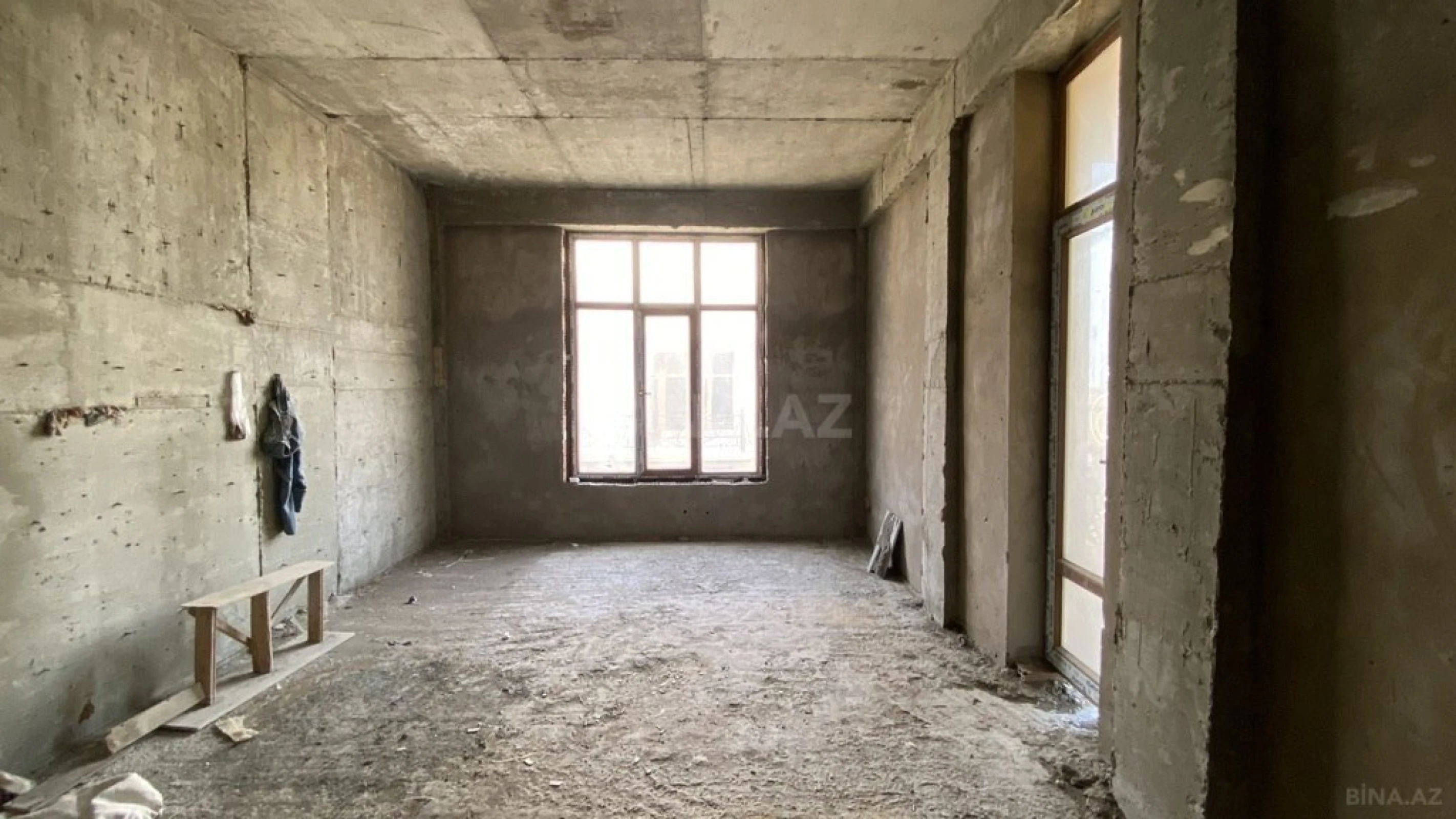 Satılır 3 otaqlı mənzil 305 m²