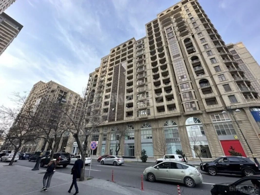 Satılır 3 otaqlı mənzil 305 m²